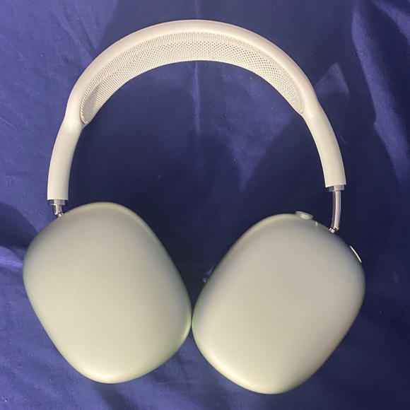 Apple AirPods Max 1st Gen in Green & White w/ Protective Case (Connection Issue) - Picture 4 of 5